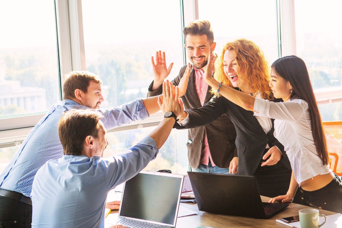 Infografía del modelo de inversión de Enigmarketing con procesos legales y acompañamiento estratégico