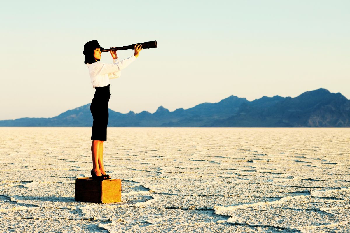 Persona analizando proyecciones de inversión con visión estratégica