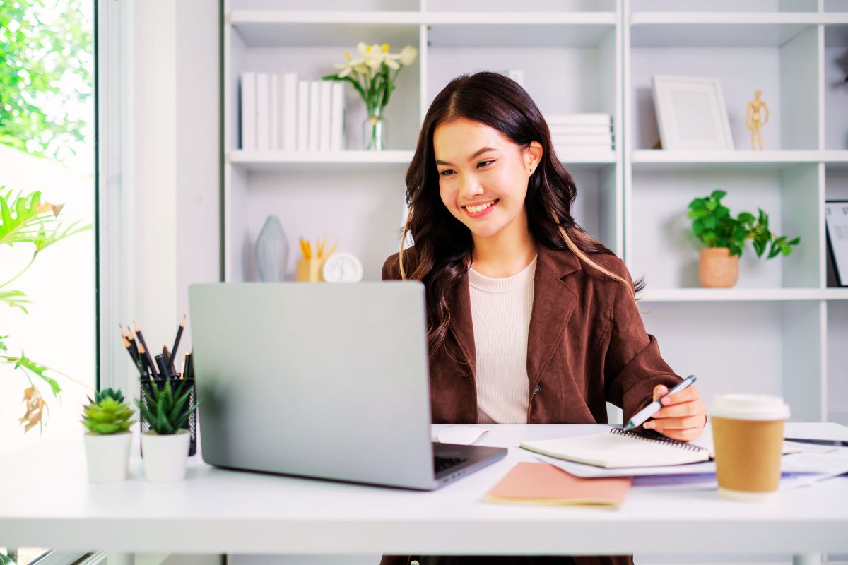 Fondo sobre gestión administrativa, procesos internos y CRM automatizado