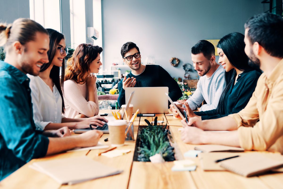 Fondo de estrategias de marketing digital con funnels y automatización